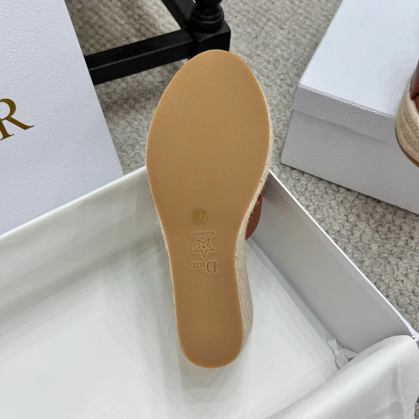 👟👟Ex-factory price 520👟👟 Increased height version✅🇨🇳 🇨🇳Dior 25ss summer high version new sandals. Simple and super versatile. Perfect and luxurious on the feet, can be matched with any spring and summer clothes. The foot feels even more comfortable! The material is a perfect replica of the original. Original disassembly and molding. ✅❶Material: original customized cowhide ✅❷Inner: original customized sheepskin ✅❸Foot: original customized sheepskin ✅❹Outsole: original woven wedge outsole ✅❺Heel height: 9.5cm ✅❻Packaging: original full set of packaging ✅❼Number: 35-41
